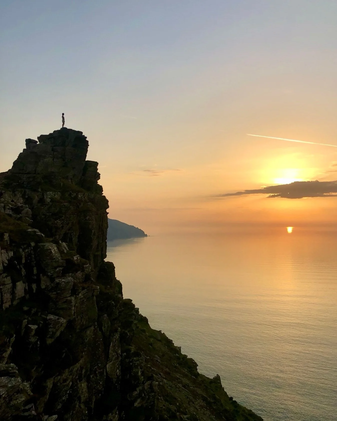 Is there a better place in North Devon to watch the Summer Solctice sunset? 🤷&zwj;♂️

📍Valley of the Rocks

#valleyoftherocks #lynton #lynmouth #exmoor #sunset