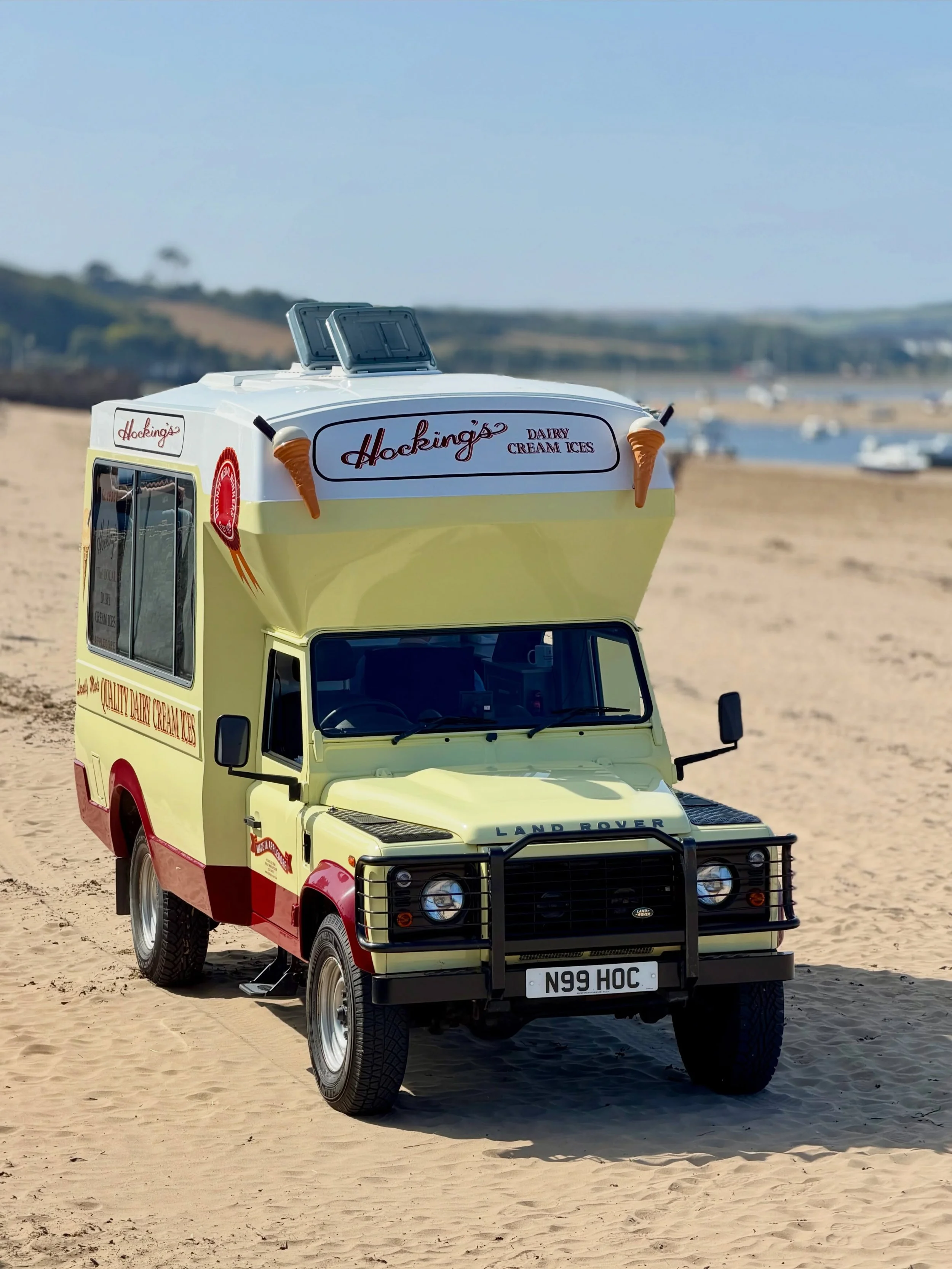 Teacher: &ldquo;What are your favourite things?&rdquo;
8-year-old me: &ldquo;Land Rovers and ice cream.&rdquo;
40 years later&hellip;&hellip;&hellip; 📸😂🍦

Two great British institutions looking right at home on Instow Beach. 🇬🇧

🍦@hockingsicecr