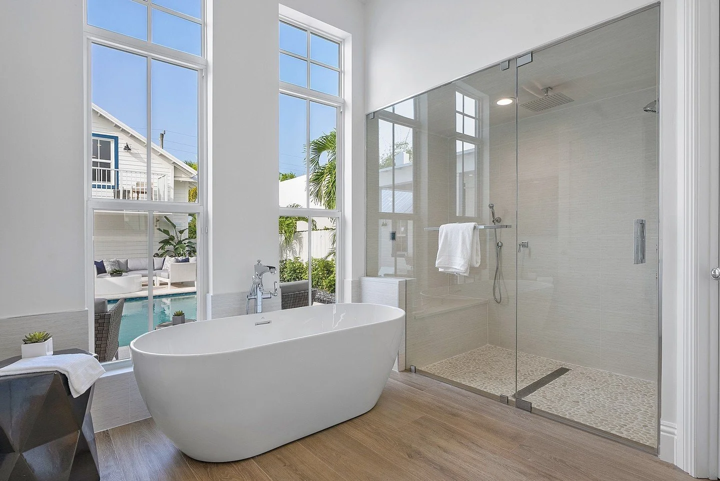A well-designed primary bathroom is more than just a necessity&mdash;it&rsquo;s a personal retreat where you can unwind and recharge. This stunning primary bathroom perfectly captures that essence, with its elegant design, luxurious finishes, and spa