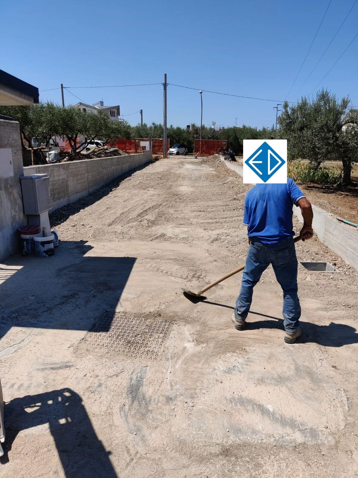 Lavori di realizzazione di muro di recinzione in calcestruzzo a Vasto - Fase di finitura del cantiere con pulizia e reinterro - Edil D'Alessandro S.r.l.