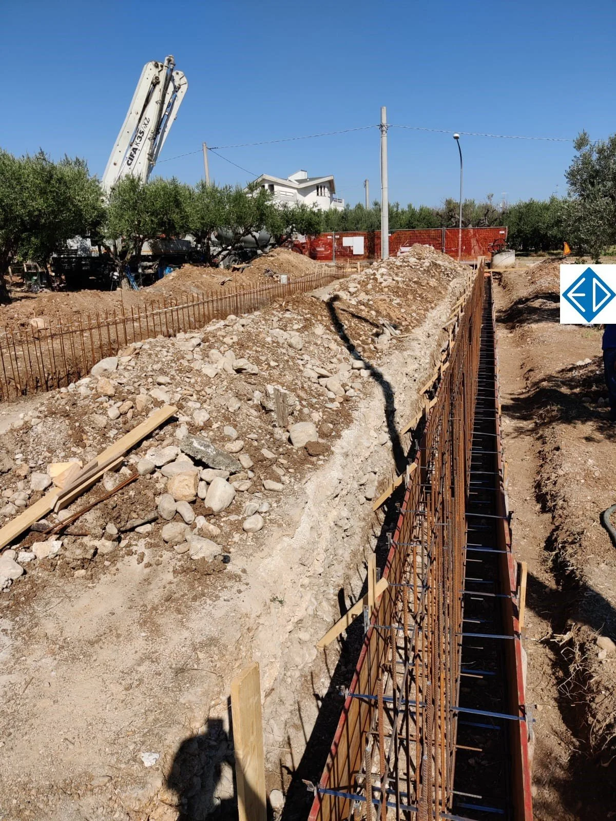 Realizzazione di gabbie d'armatura in ferro e cassaforma per il getto di calcestruzzo del muro di recinzione a Vasto - Garanzia strutturale.