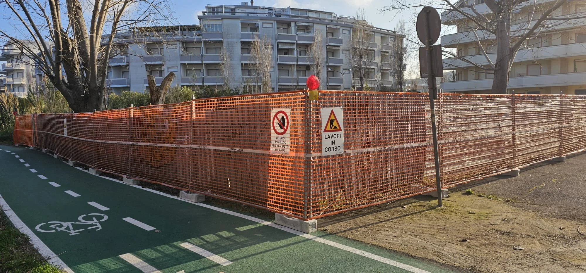 Fase di cantiere con scavi e preparazione del terreno per la posa dei montanti della nuova recinzione