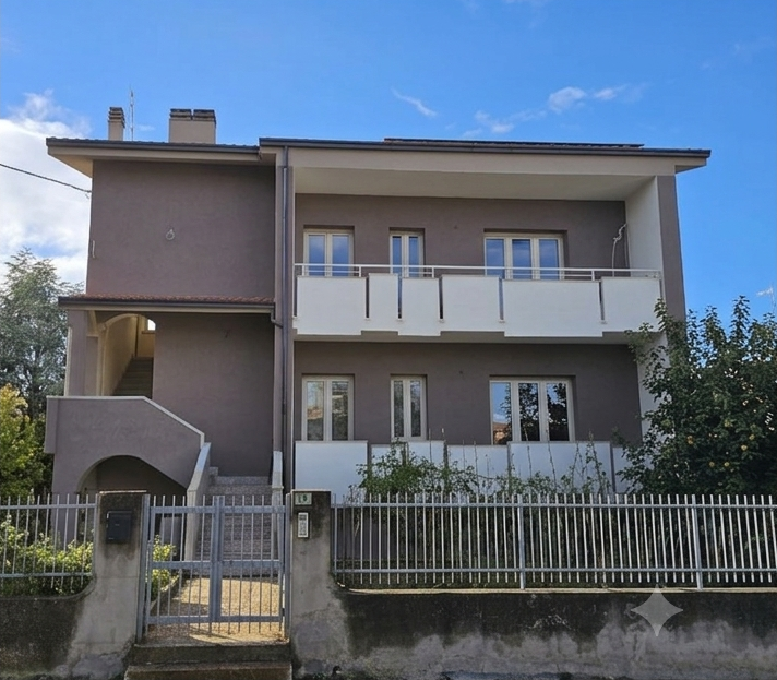 Facciata finita dell'edificio a Petacciato dopo i lavori di efficientamento energetico (cappotto termico) e adeguamento sismico con il Superbonus - Risultato finale e pulizia cantiere.