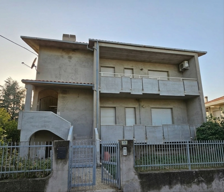 Dettaglio del cantiere in corso a Petacciato per opere edili strutturali, rinforzo sismico e preparazione facciata per isolamento a cappotto - Fase grezza dell'intervento.