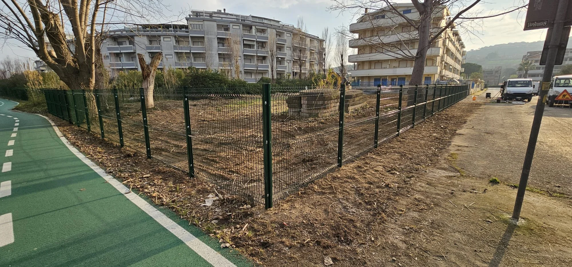 Risultato finale della realizzazione di recinzione perimetrale in rete rigida ad alta resistenza a Vasto Marina - Edil D'Alessandro S.r.l.