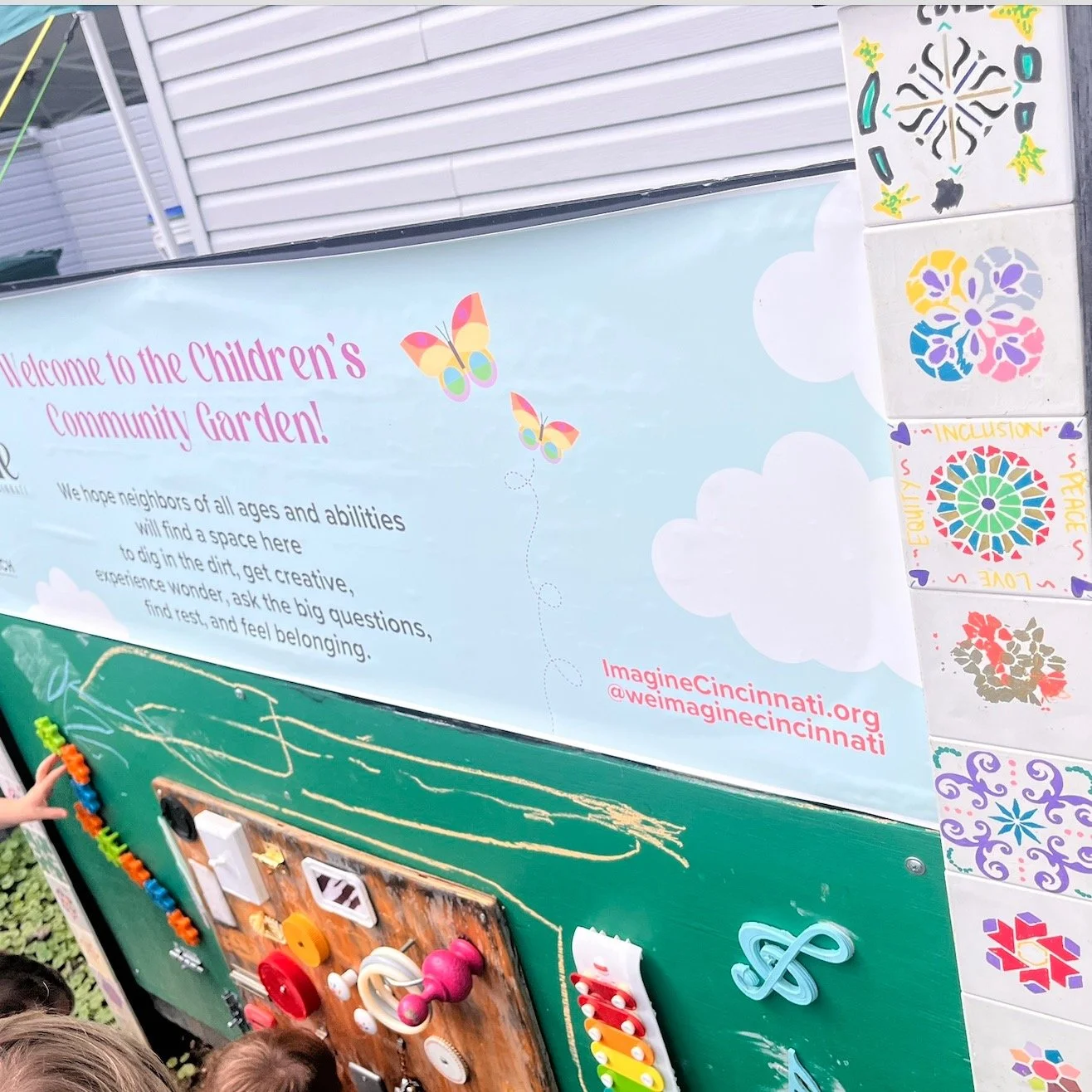 It's been a busy August and we have so many fun photos and updates to share over the next few weeks. Last week we caught some great photos of the littles excited to chalk and play in the wood chip corner of our Children's Community Garden with our ne