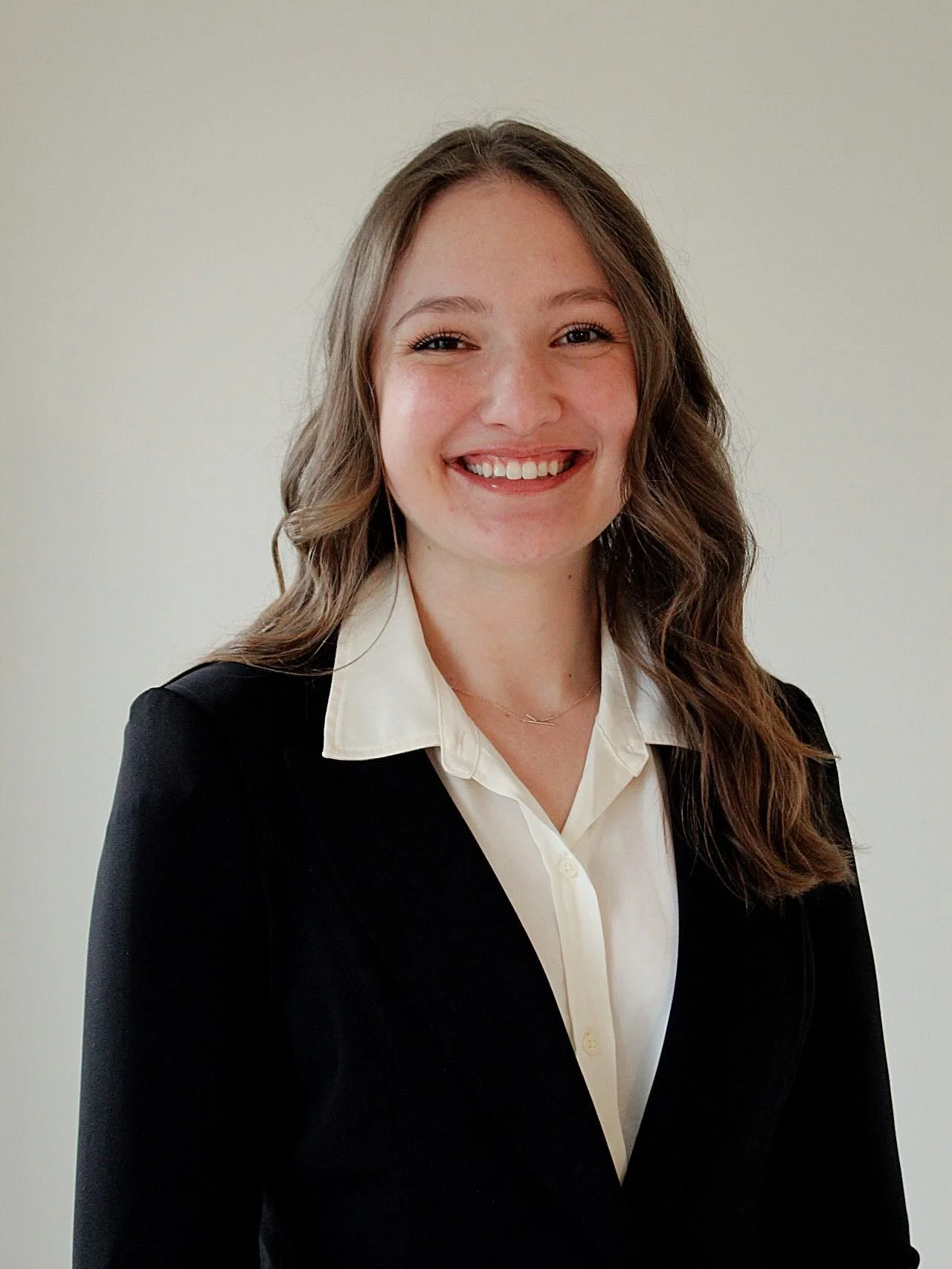 🍀This season is full of endings, beginnings, and everything in between.
If you&rsquo;re graduating, job hunting, or simply stepping into something new, I&rsquo;d love to help you capture this moment, headshots or grad photos that celebrate your grow