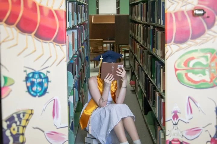 Some more pics from the library during Michelle&rsquo;s grad session! #mural #gradphotos #photography