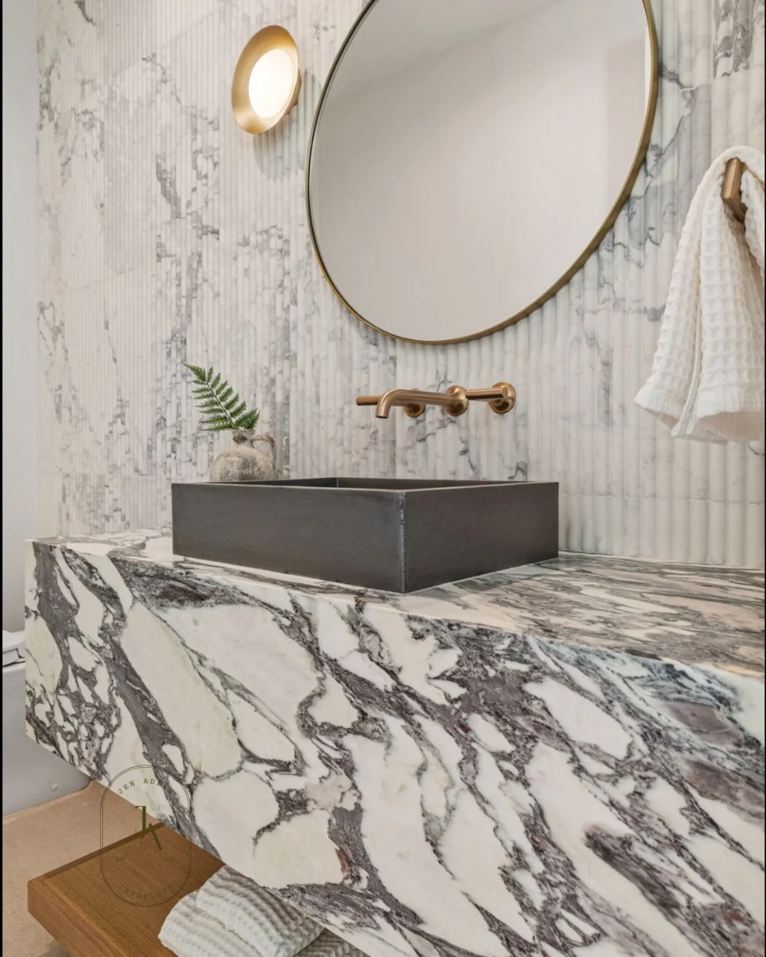 Stone that speaks for itself 😮&zwj;🔥 Bold veining, soft curves, warm metals &mdash; proof that a powder bath can absolutely be the moment. Sculptural, moody, and quietly luxe&hellip; just how we like it.
Would you go dramatic stone in a small space
