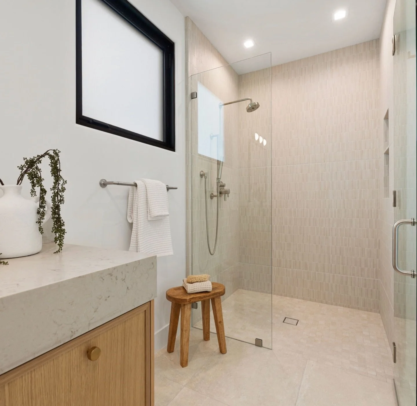 Proof that spec homes don&rsquo;t have to feel spec ✨
Soft neutrals, warm wood, and spa-level calm&mdash;designed to feel elevated and livable. This bath was all about timeless finishes that photograph beautifully and sell even better.
Yes, this is a