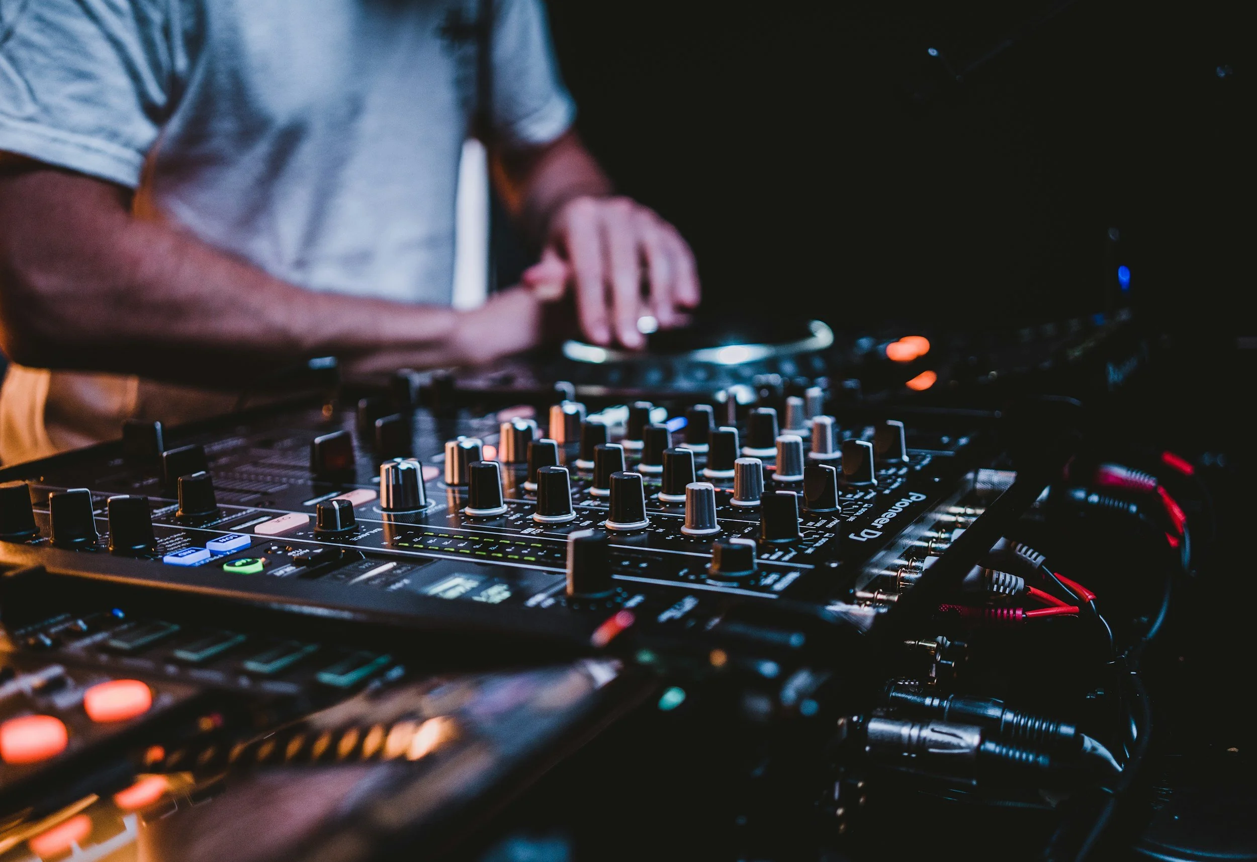 ECHO BOX MUSIC PARTY with SPECIAL DJ GUEST