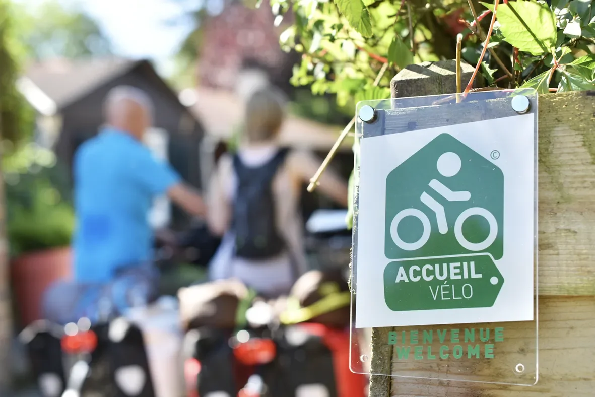 Panneau du label "accueil vélo" qui certifie aux cylo touristes de trouver un établissement adapté et situé à proximité des itinéraires officiels à vélo en Europe.