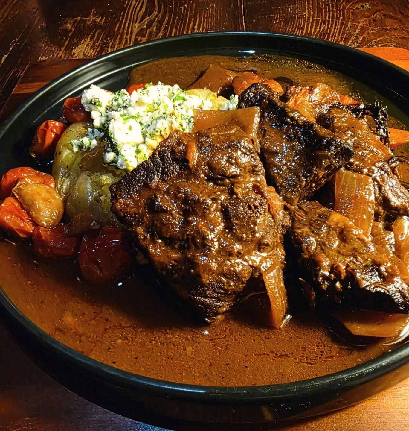 Slow braised short ribs au jus with goat cheese smashed potatoes, roasted garlic and tomatoes. 🤤 #falmouth #italianfood #restaurant #winterfood