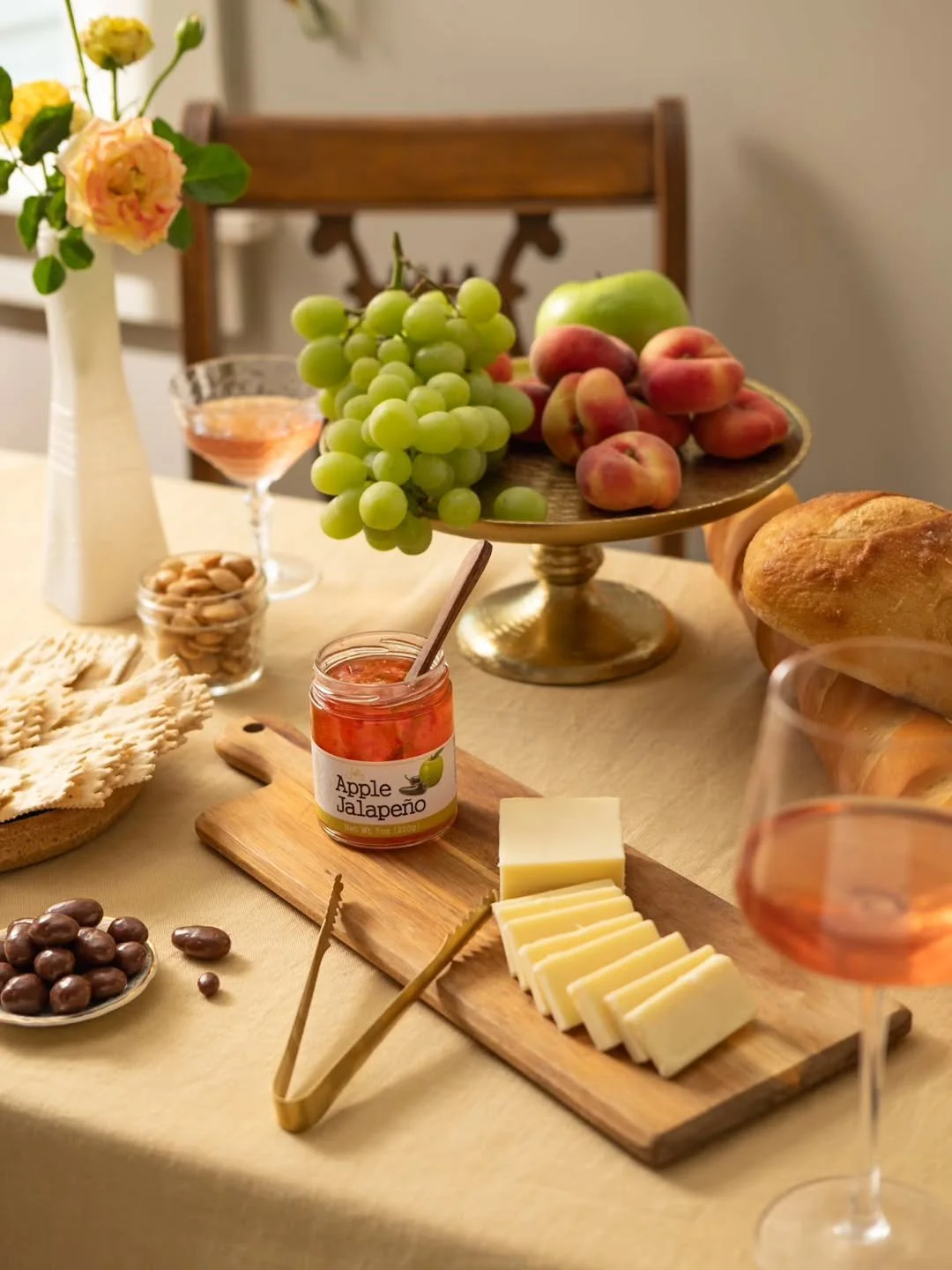 Happy Galentines Day! Celebrating friends is something I am 100% on board with. So grab your besties, your favorite girl-dinner items, some wine (or your fav NA bevvie), and celebrate one another! Quick tip, this Apple Jalapeno Jelly from @paradigmfo