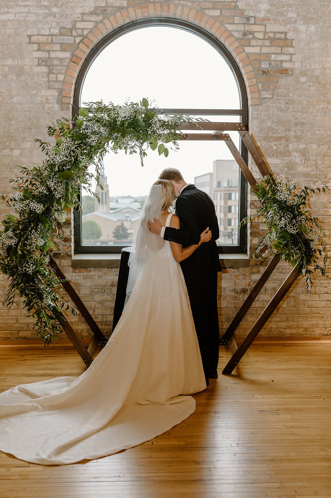 Marissa-Luke-Wedding-Photos-Grand-Rapids-Michigan-High-Five-GR-Tylee-Shay-2023-404.jpg