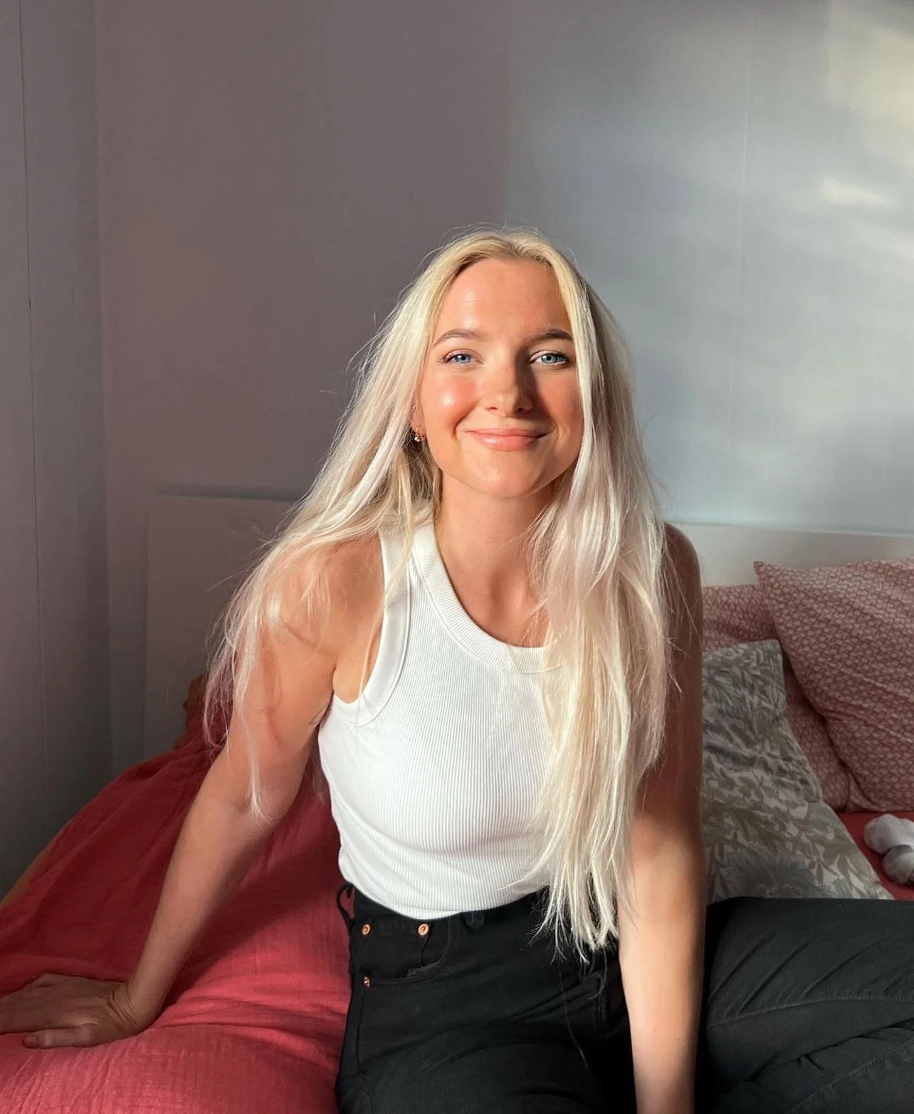 Kvinne med blondt hår som arbeider for fres kommunikasjon