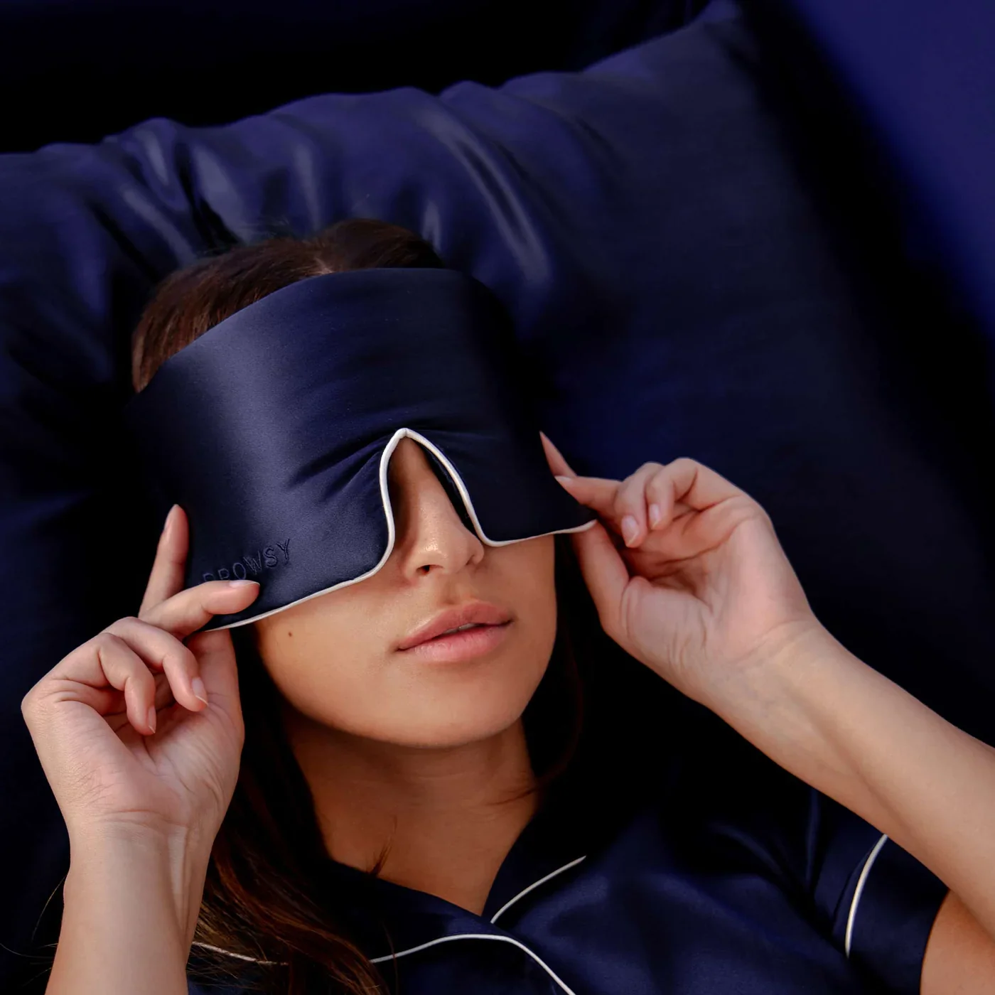Drowsy-Sleep-Co.-Midnight-Blue-Silk-Pillowcase-Model4.webp