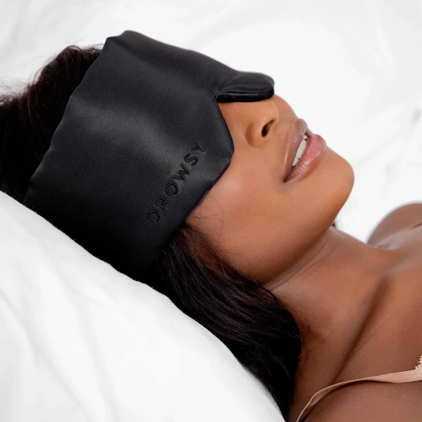Drowsy-Sleep-Co-Black-Jade-The-Mulberry-Silk-Eye-Mask-With-Model-Comfort.webp