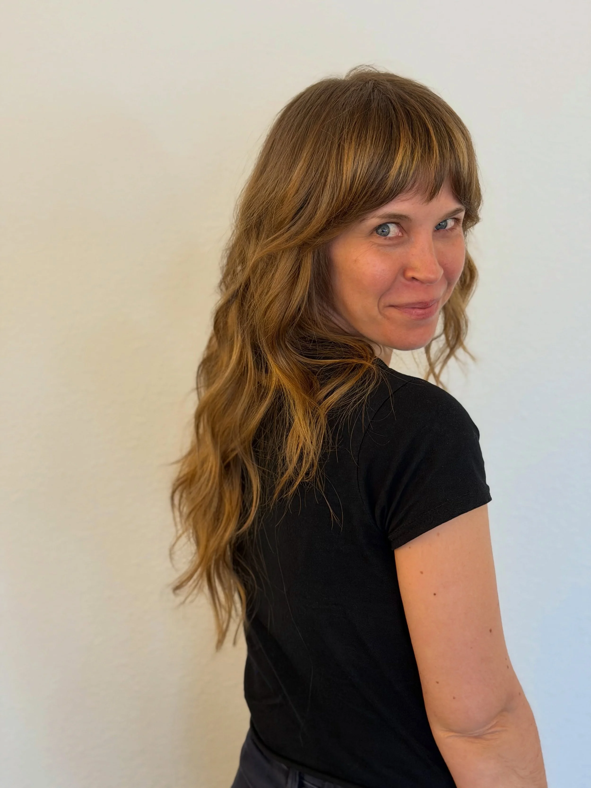 Hair Tan... a technique like no other! 

We had the privilege of @jodiepalmer.hair teaching us her Hair Tan technique&mdash;soft dimension that pops in all the right places and is perfect for fall.