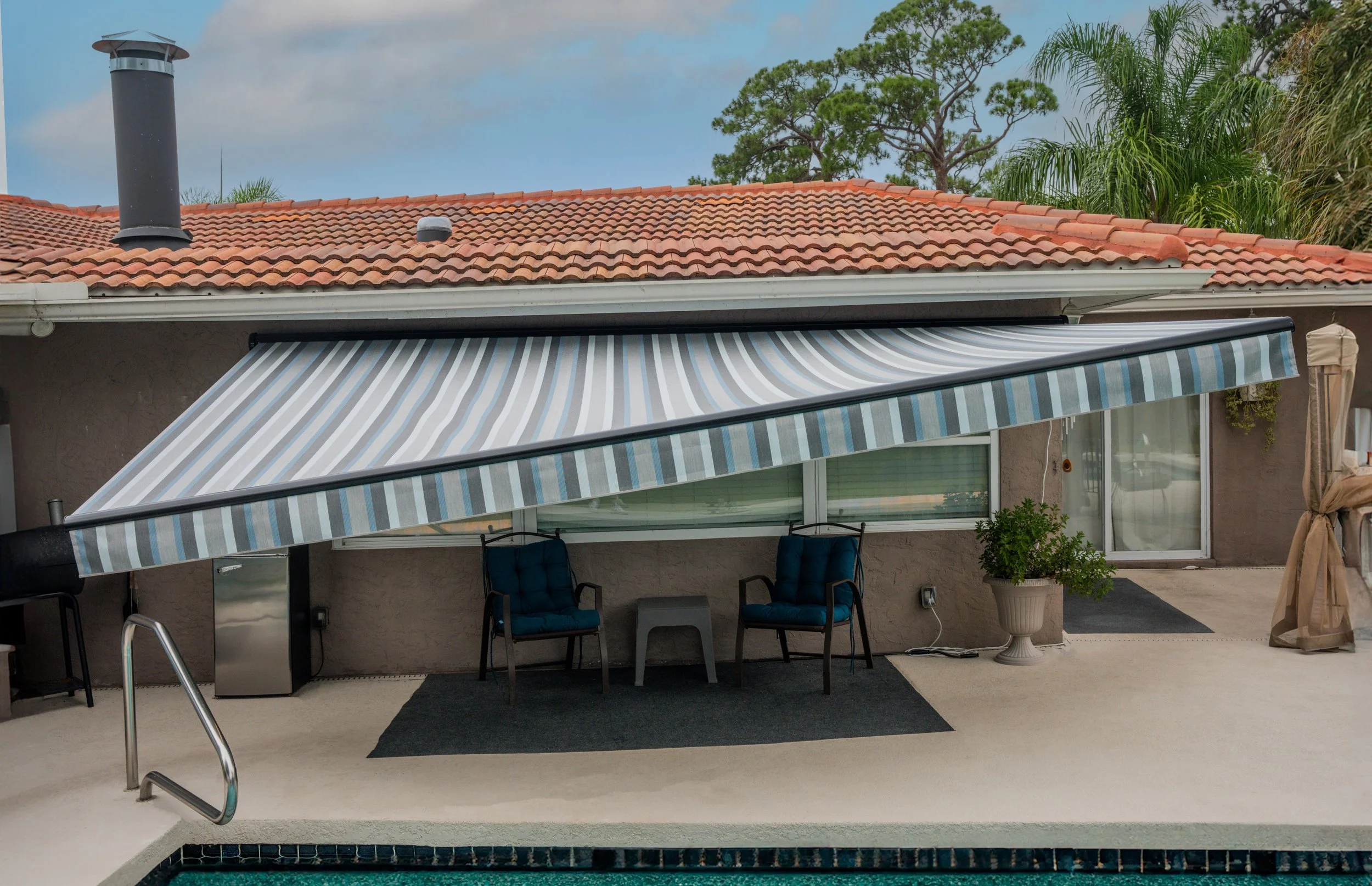 Awning-Residential-TanStucco-TerracottaRoof-MarcoBlueGrey-EZPitch-Tilt-DSC05451
