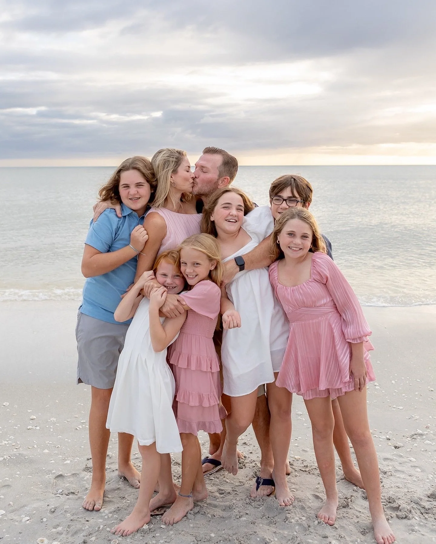 Golden hour, sandy toes, and lots of love ✨
Photographing this beautiful extended family on Sanibel Island was such a joy. Capturing the laughter, hugs, and in-between moments that tell their story&mdash;this is what it&rsquo;s all about.

Swipe to f