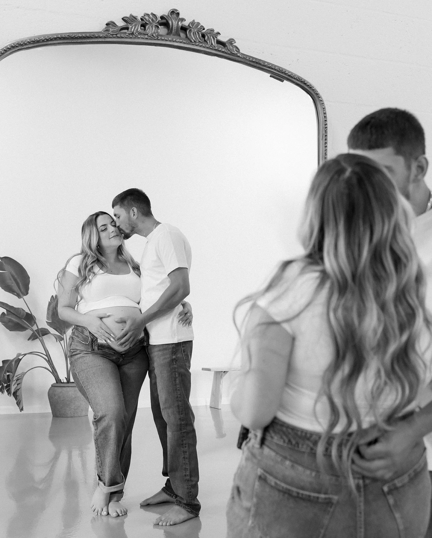 Two posts in one day?! Who even am I? 😅 But I couldn&rsquo;t resist sharing this gorgeous mama&rsquo;s maternity session. Especially now that her beautiful twins have arrived! Huge congratulations to this sweet family on their newest blessings.
