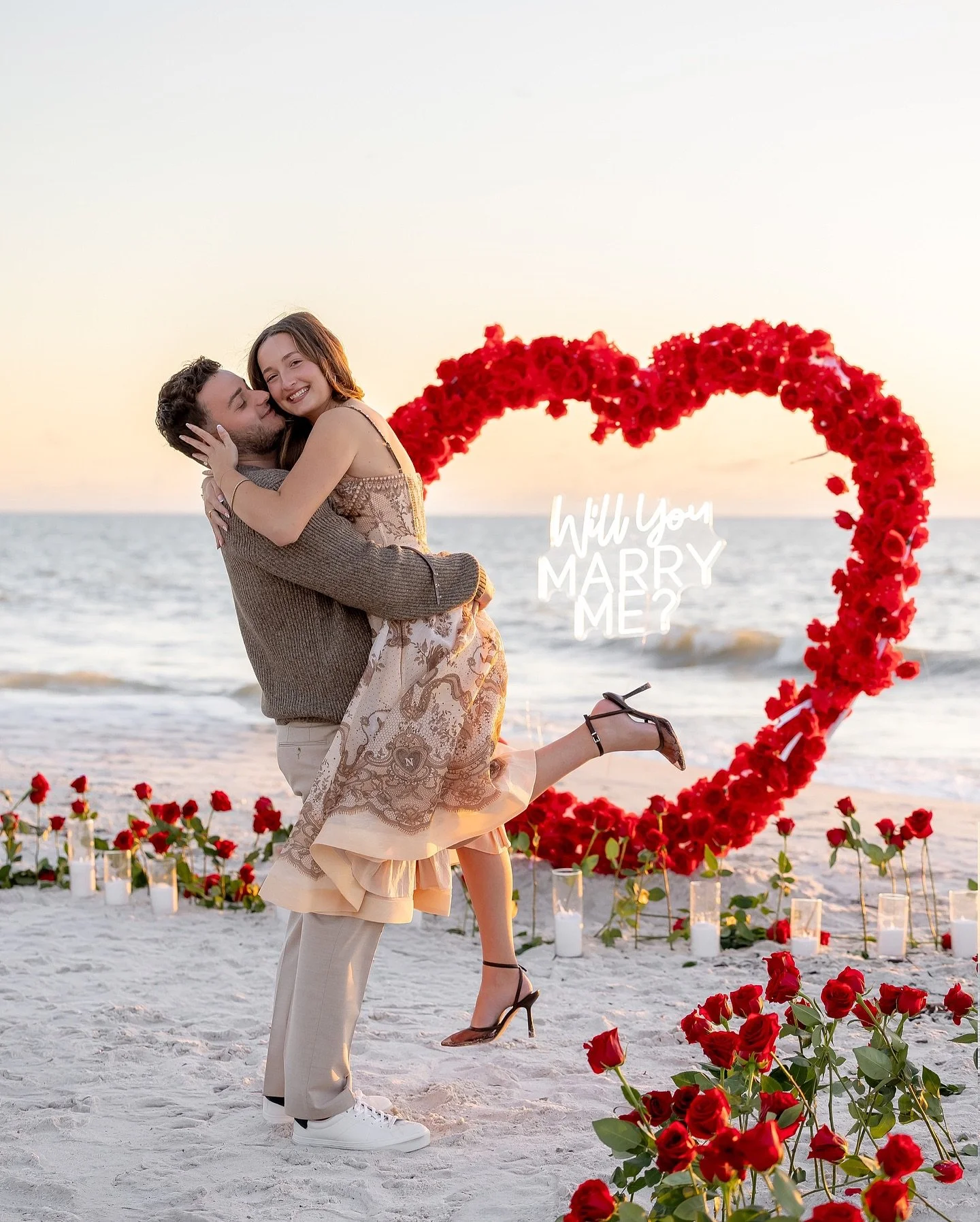 Still smiling from this sunset proposal. The pure joy, the tears, the &ldquo;yes!&rdquo; It was perfect in every way. 🌹

Decor: @ac_productionco