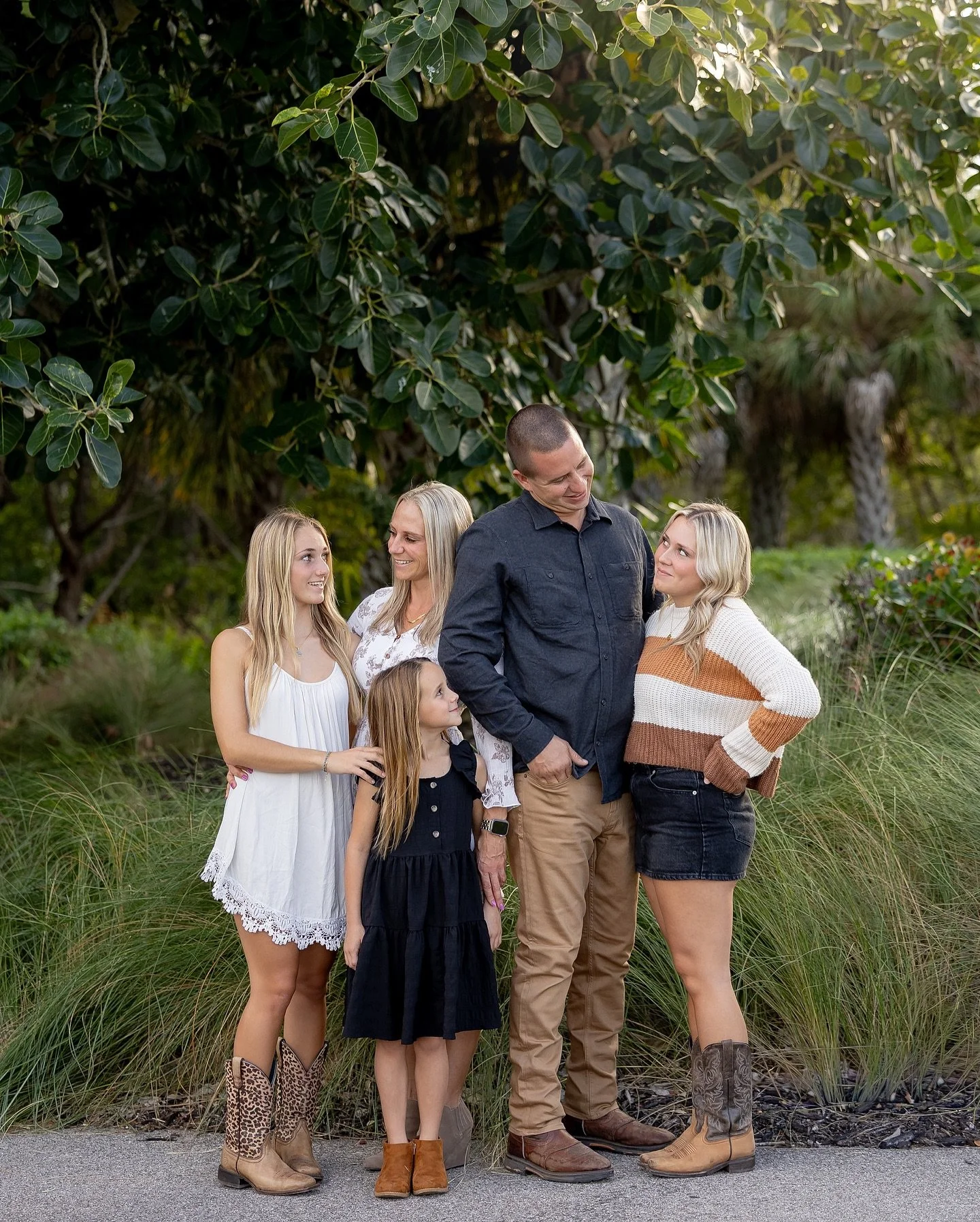 Chaos, cuddles, giggles, and maybe a few funny faces&hellip; that&rsquo;s family in a nutshell! These are the moments we actually remember, and the ones that look even better in photos.

Still searching for a last-minute Christmas gift? 🎄📸 Photo se