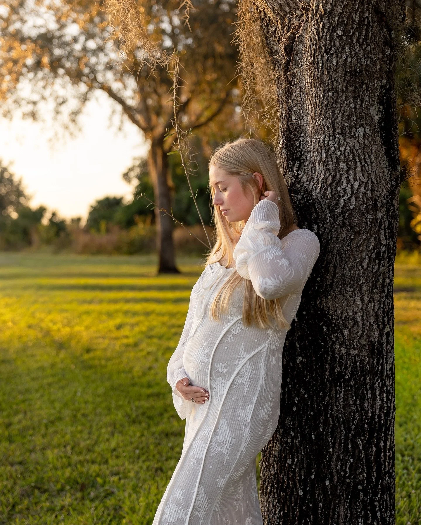 Golden hour, a glowing mama, and a little miracle on the way! ✨ After a few sweet family moments (and a toddler off to the playground), we slowed down and let mom + bump take center stage.