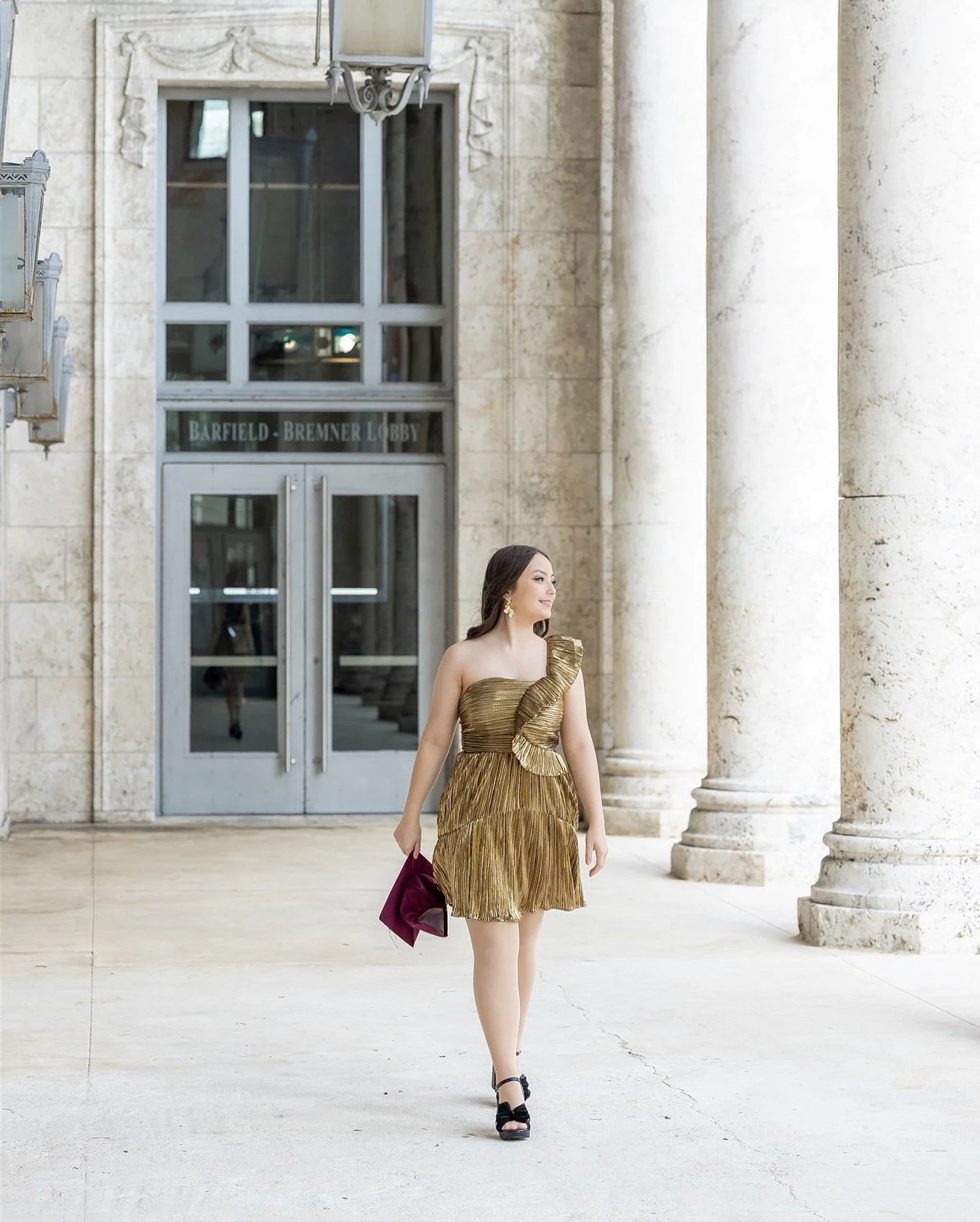This grad brought her ballroom world into her senior session and it was everything! 💃🏻