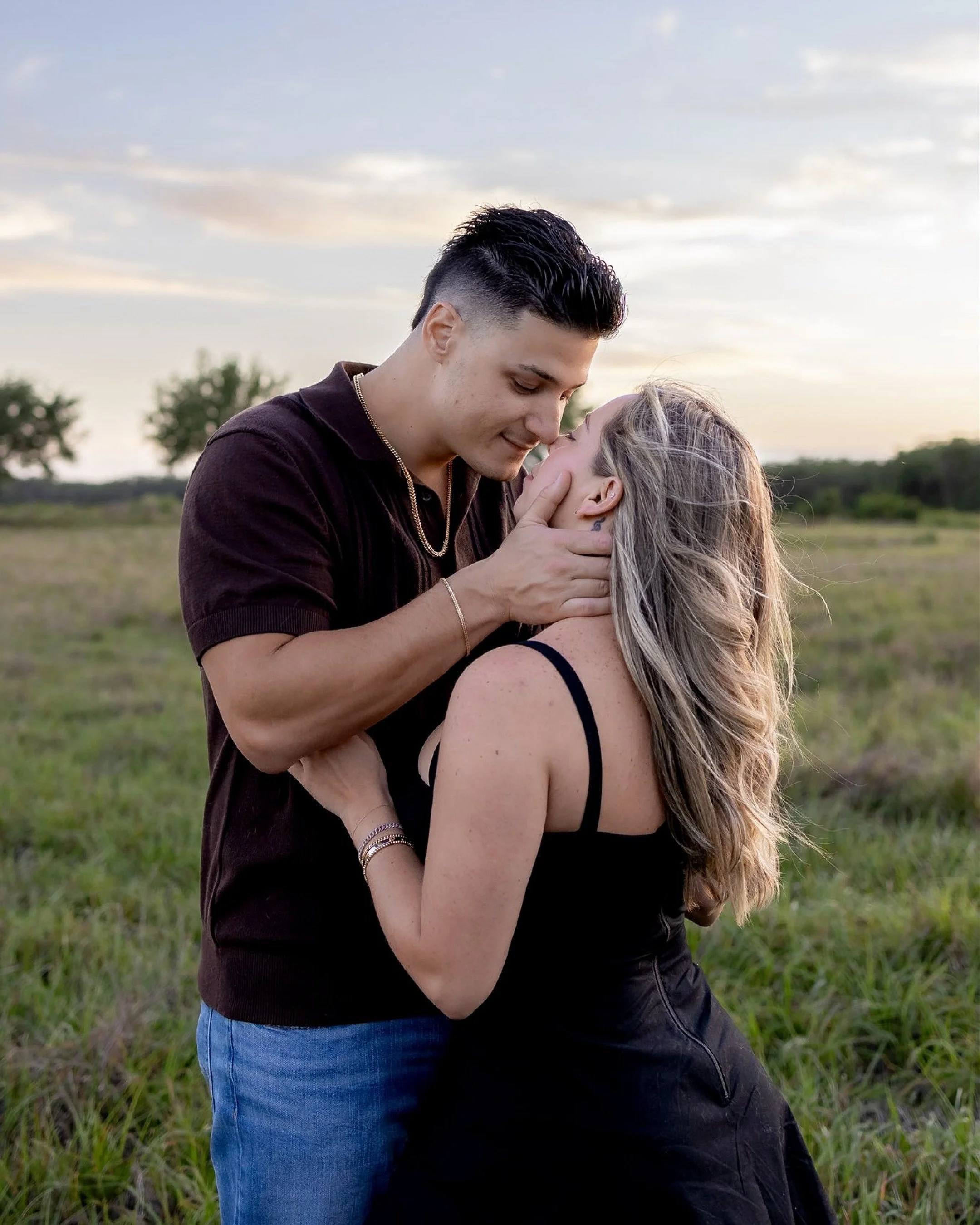 Golden light, open fields, and the sweetest little third wheel. 🐾 Nothing better than capturing love in its simplest form.
