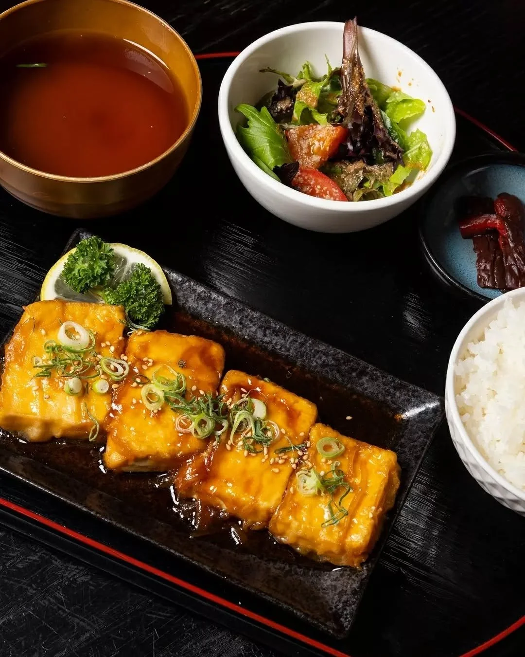 照り焼き豆腐
Teriyaki Tofu

Plant-based comfort at its finest!