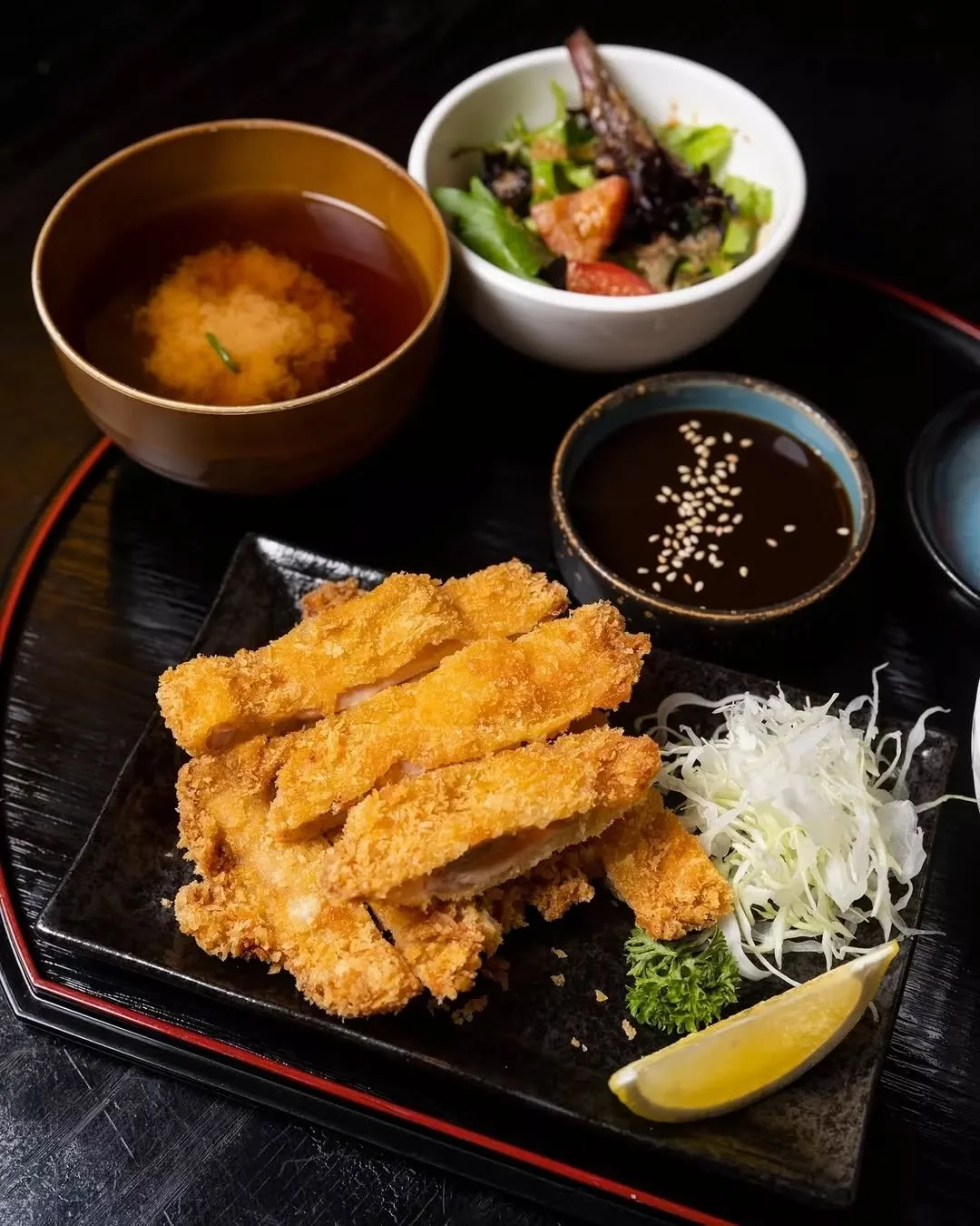 チキンカツ
Chicken Katsu Set

A perfect meal for lunch!