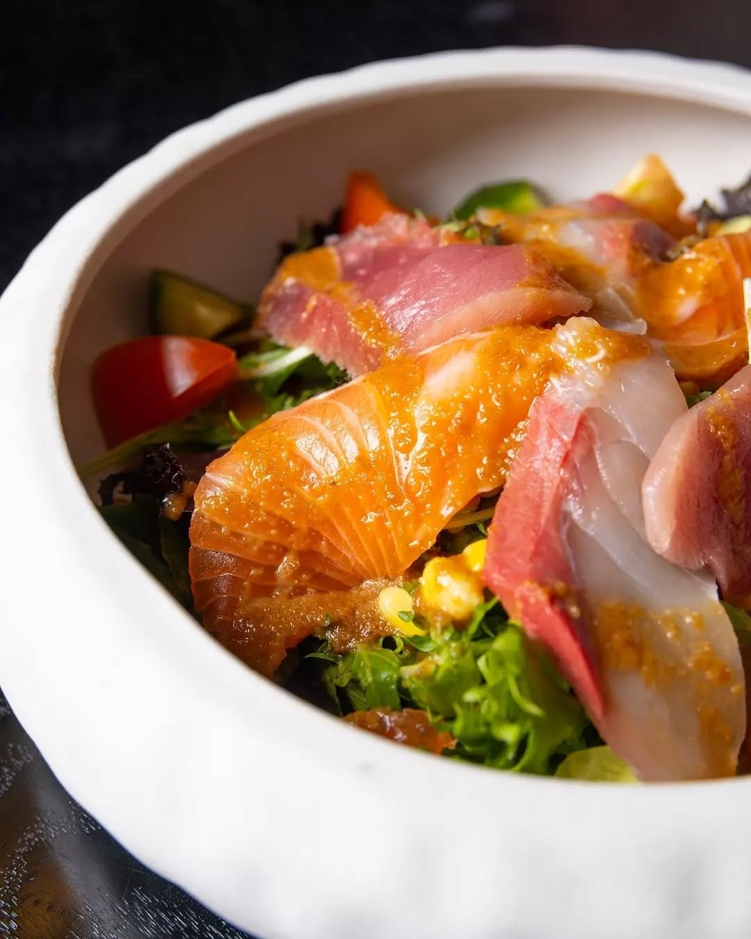 刺身サラダ
Sashimi Salad

A refreshing mix of sashimi and garden greens, finished with sesame dressing. Clean flavours, simple beauty.