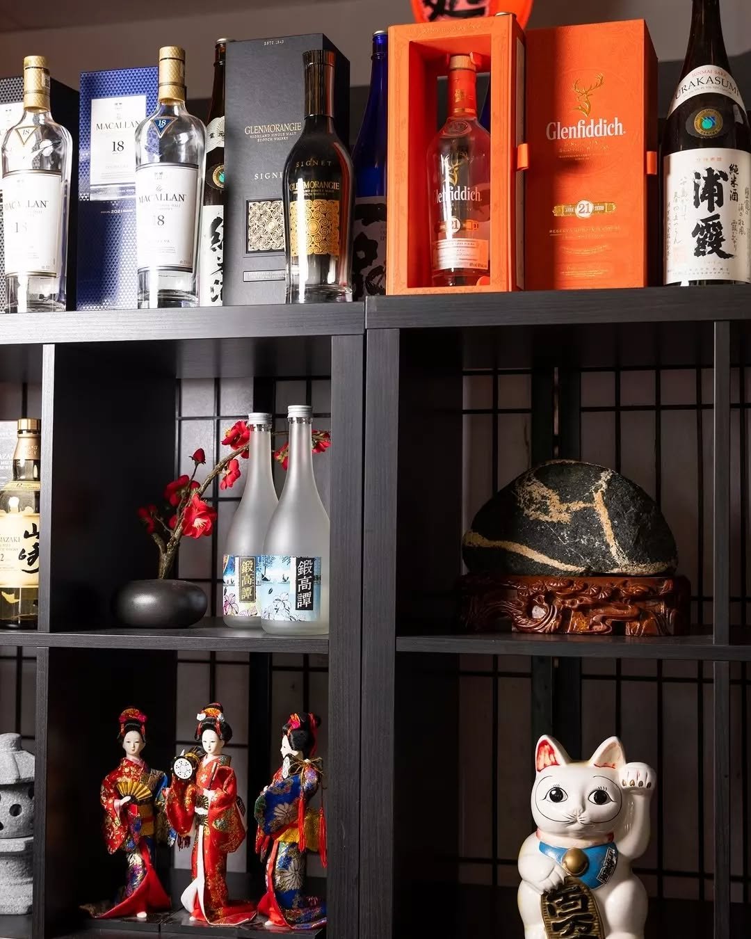 日本酒
Sake

A drink with centuries of history. Sake is crafted through careful fermentation of rice and kōji, creating flavours that range from crisp and delicate to deep and savoury. Best enjoyed slowly and often shared.