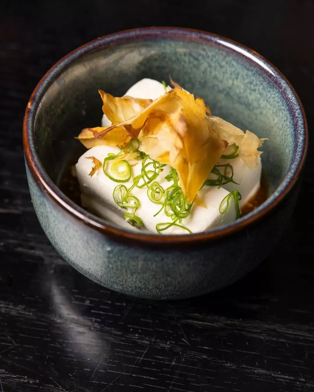 冷奴
Hiyayakko

Soft, cool and delicately seasoned. Hiyayakko is a summertime classic, celebrated for its simplicity and gentle flavour.