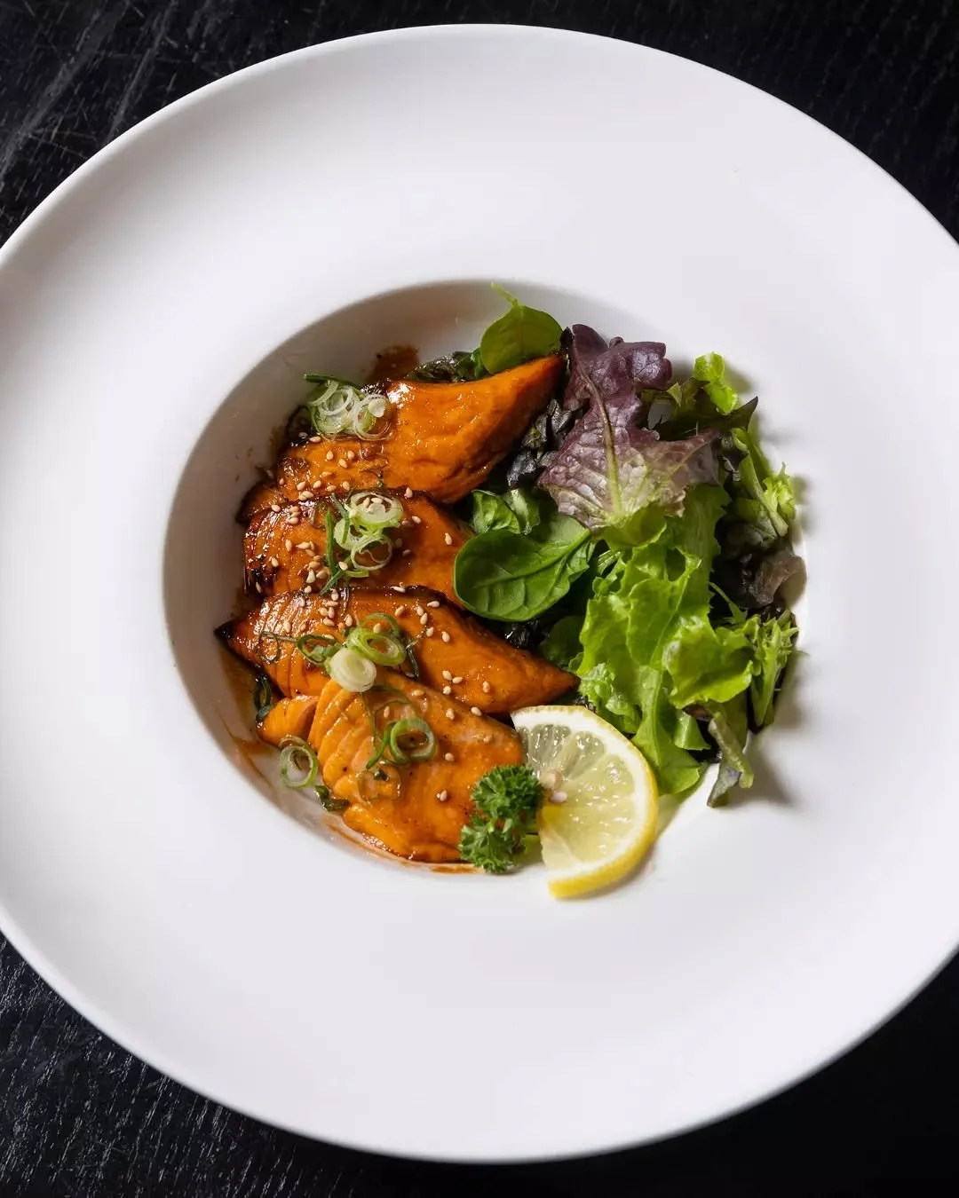 照り焼きサーモン
Teriyaki Salmon

Soft, flaky salmon finished with a glossy house-made teriyaki sauce. A comforting favourite with timeless flavour.