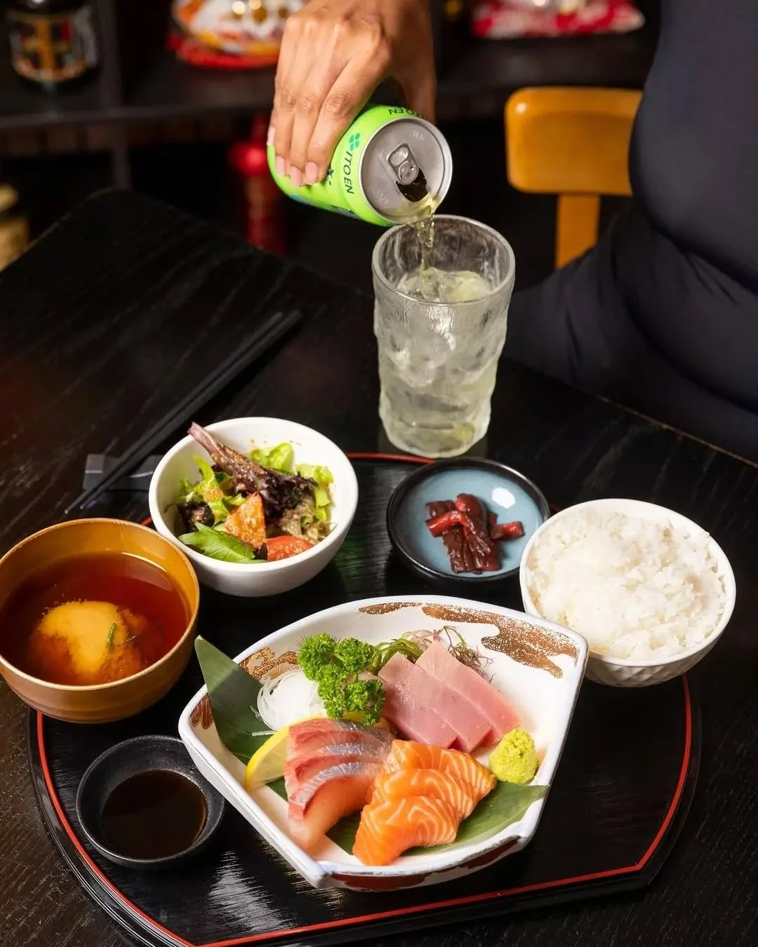 刺身ランチセット
Sashimi Lunch Set

Nine pieces of fresh, delicately sliced sashimi served with care. A light, balanced lunch for those who appreciate simplicity.