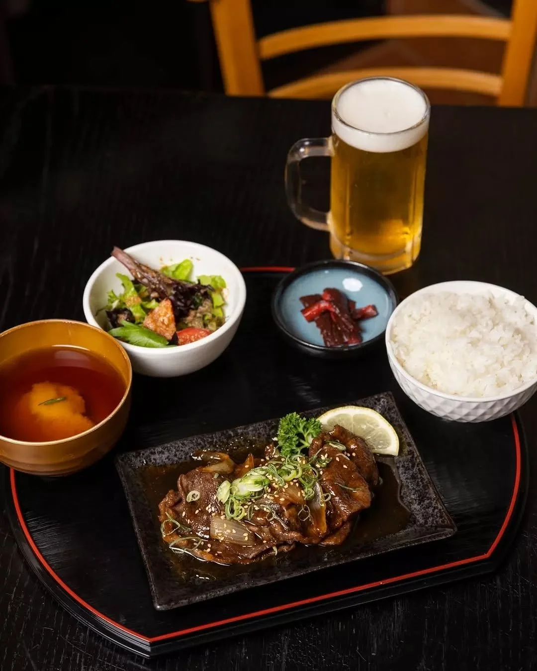 照り焼きビーフ
Teriyaki Beef Lunch Set

Tender beef glazed in a savoury teriyaki sauce, served with rice, miso soup, salad and pickles. A well-rounded lunch that&rsquo;s comforting and satisfying.