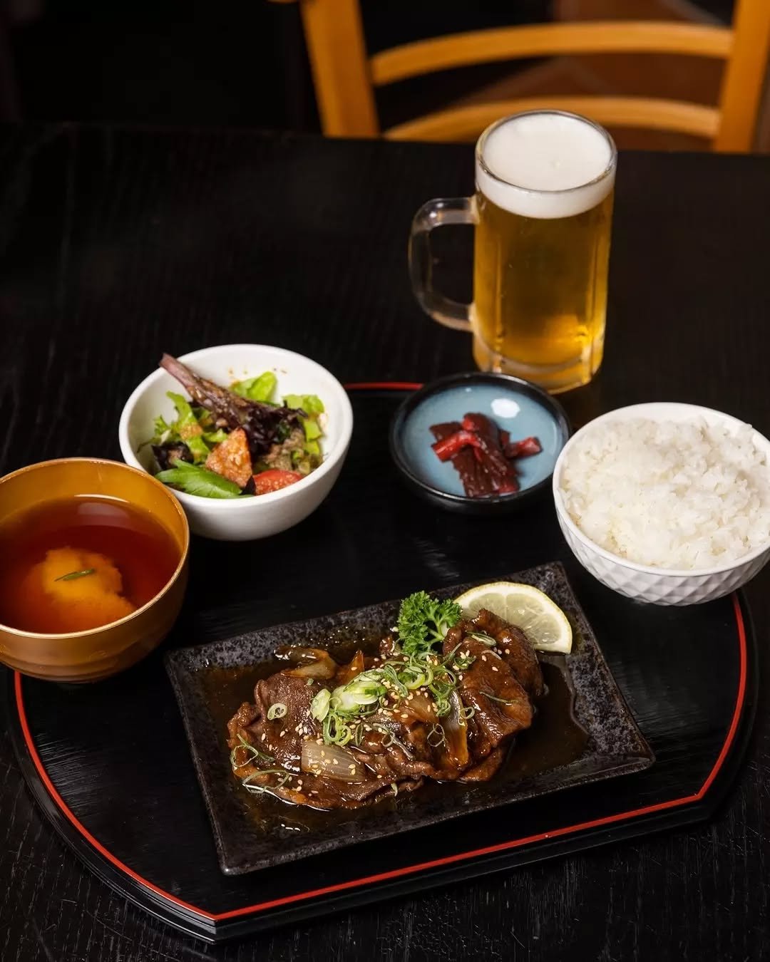 照り焼きビーフ
Teriyaki Beef Lunch Set

Tender beef glazed in a savoury teriyaki sauce, served with rice, miso soup, salad and pickles. A well-rounded lunch that&rsquo;s comforting and satisfying.