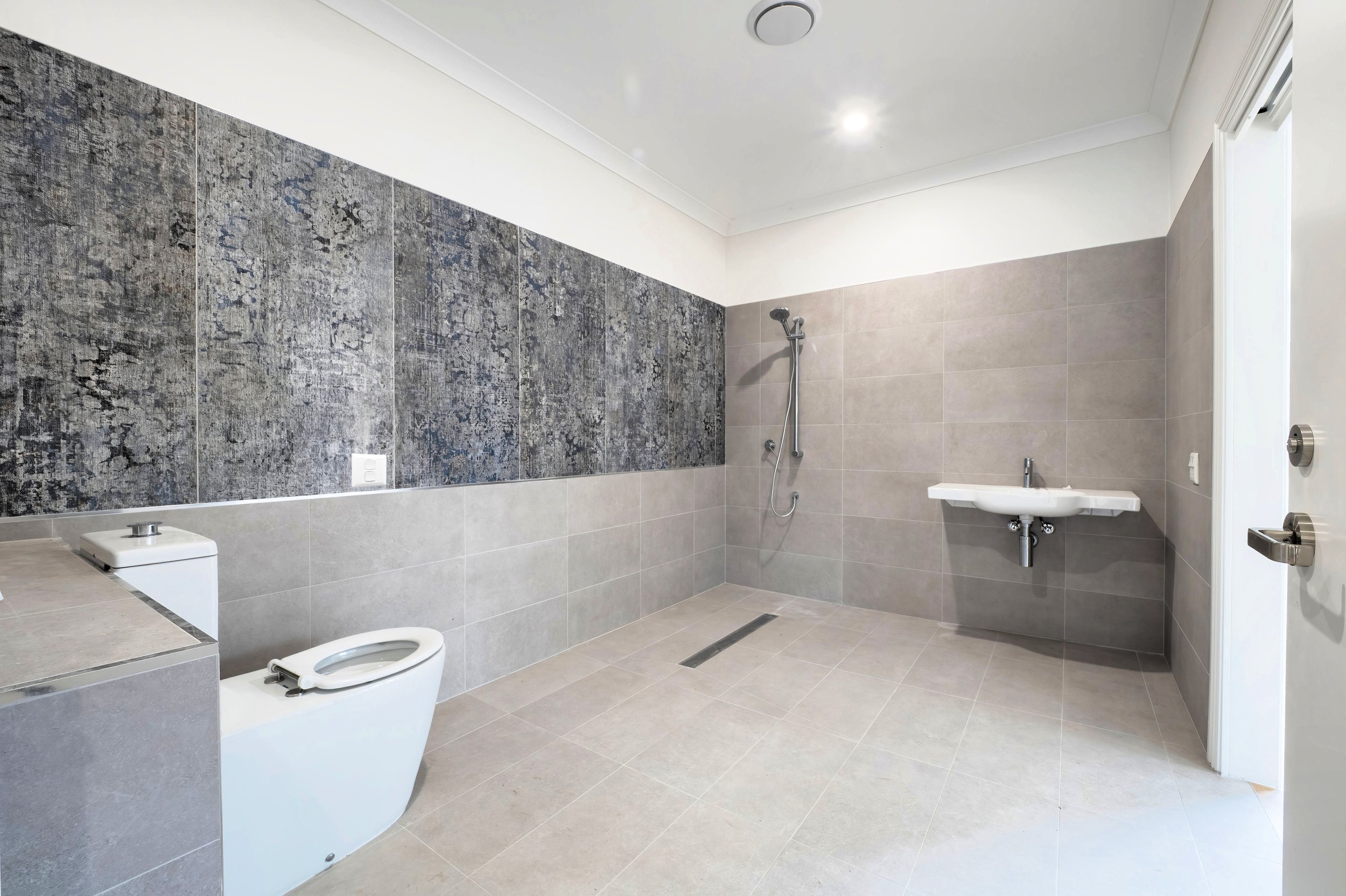 bathroom 2.jpg