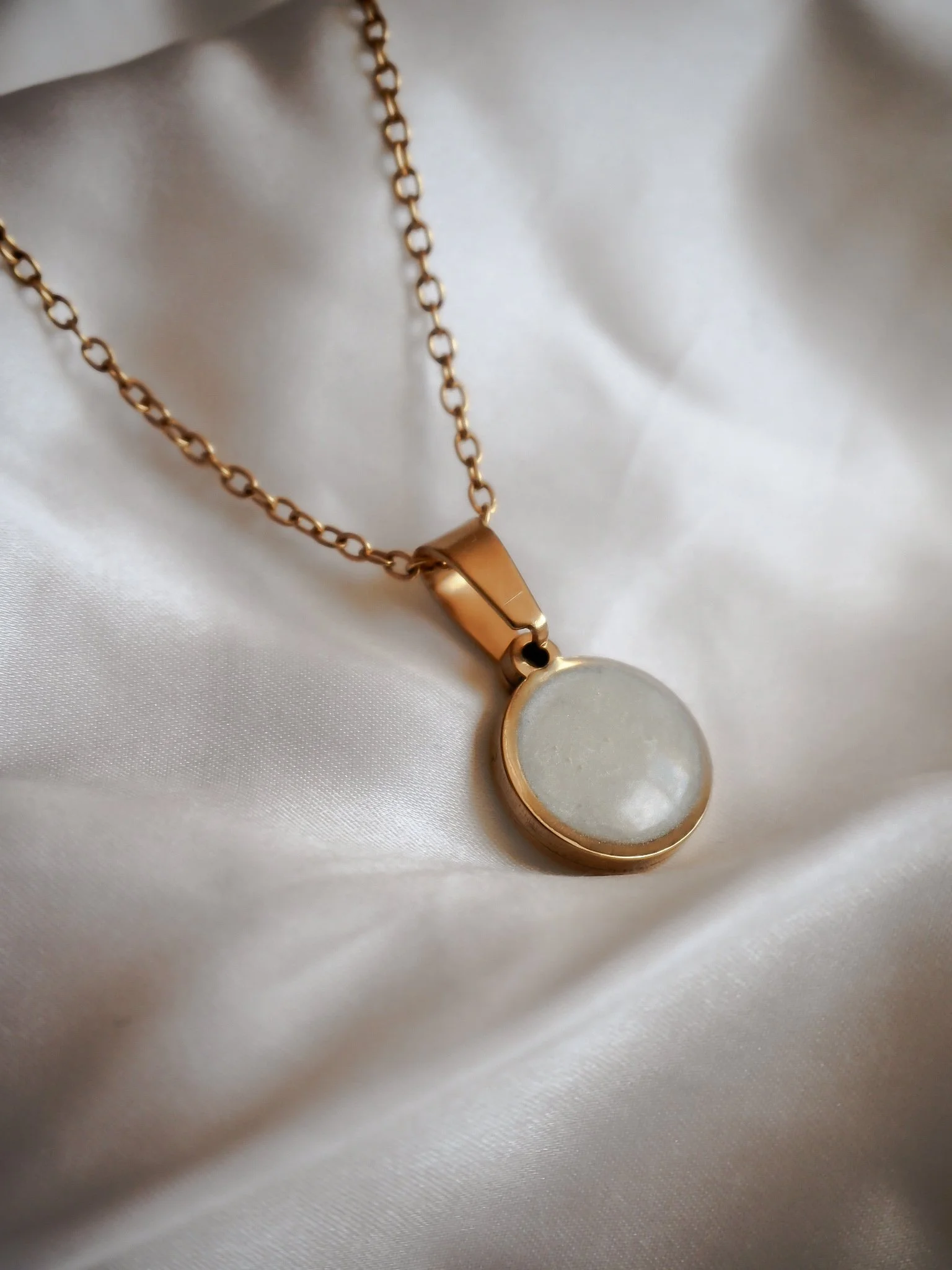 Cremation Ashes Resin Pendant Necklace: Memorial Jewellery