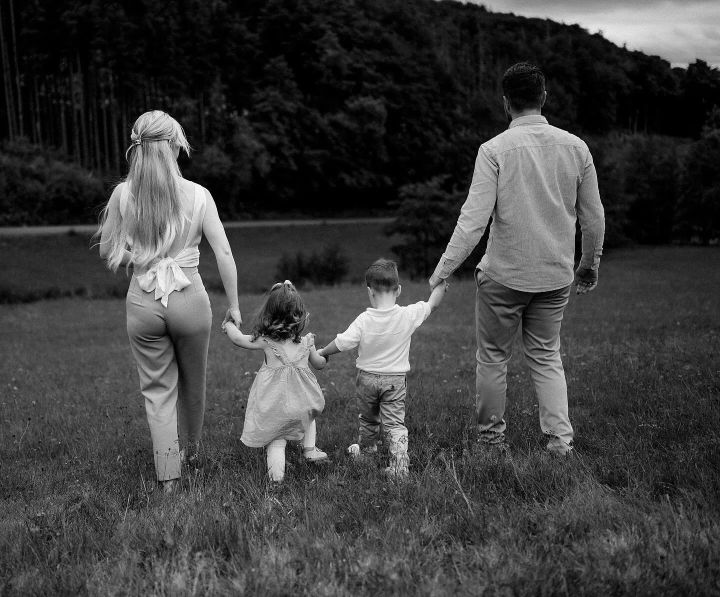 Family moments on film 🎞️

2023 f&uuml;r die Homestory und Babyfotos gebucht und letzte Woche einmal Familenshooting mit allen 4 -  Vielen Dank f&uuml;r euer Vertrauen, es war wieder so toll mit euch !🤍🧸 #thankful