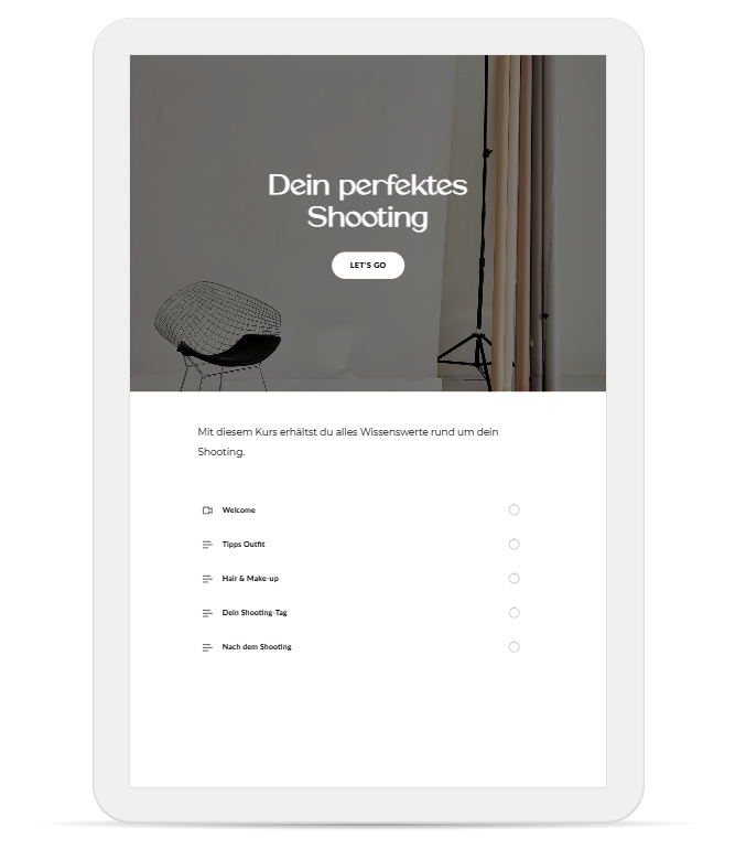 Tablet mit einer Website für einen Fotografie-Kurs mit dem Titel 'Dein perfektes Shooting'. Die Seite bietet Module wie 'Tipps Outfit', 'Haar & Make-up', und 'Dein Shooting-Tag'. Im Hintergrund sind Fotoausrüstungen zu sehen.