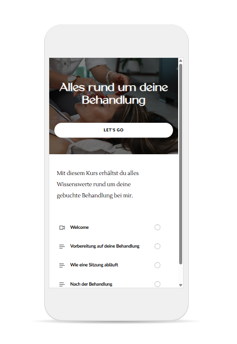 Mobile Gerät zeigt eine Webseite mit dem Titel "Alles rund um deine Behandlung" und einem "Let’s Go" Button. Darunter befindet sich eine Textbeschreibung über einen Kurs, der Informationen zu einer gebuchten Behandlung bietet. Die Themenliste umfasst "Welcome", "Vorbereitung auf deine Behandlung", "Wie eine Sitzung abläuft" und "Nach der Behandlung".