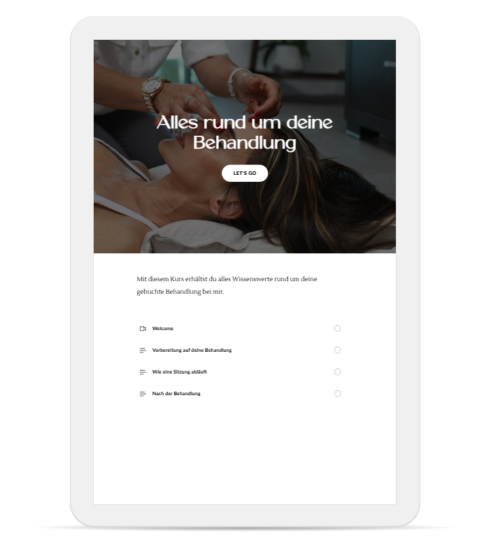 Tablet mit Online-Kurs über Behandlungen, zeigt eine Frau während einer kosmetischen Anwendung; Kurskapitel zur Vorbereitung und Ablauf der Behandlung werden angezeigt.