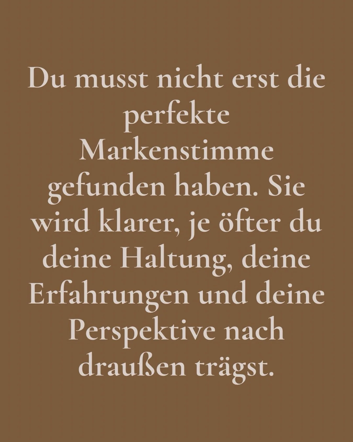 Eine Markenstimme entsteht nicht am Schreibtisch und ist dann pl&ouml;tzlich fertig.

Sie entwickelt sich, w&auml;hrend du sprichst, deine Meinung teilst und immer klarer zeigst, wof&uuml;r du stehst.

Lass die Leute h&ouml;ren, was du zu sagen hast.