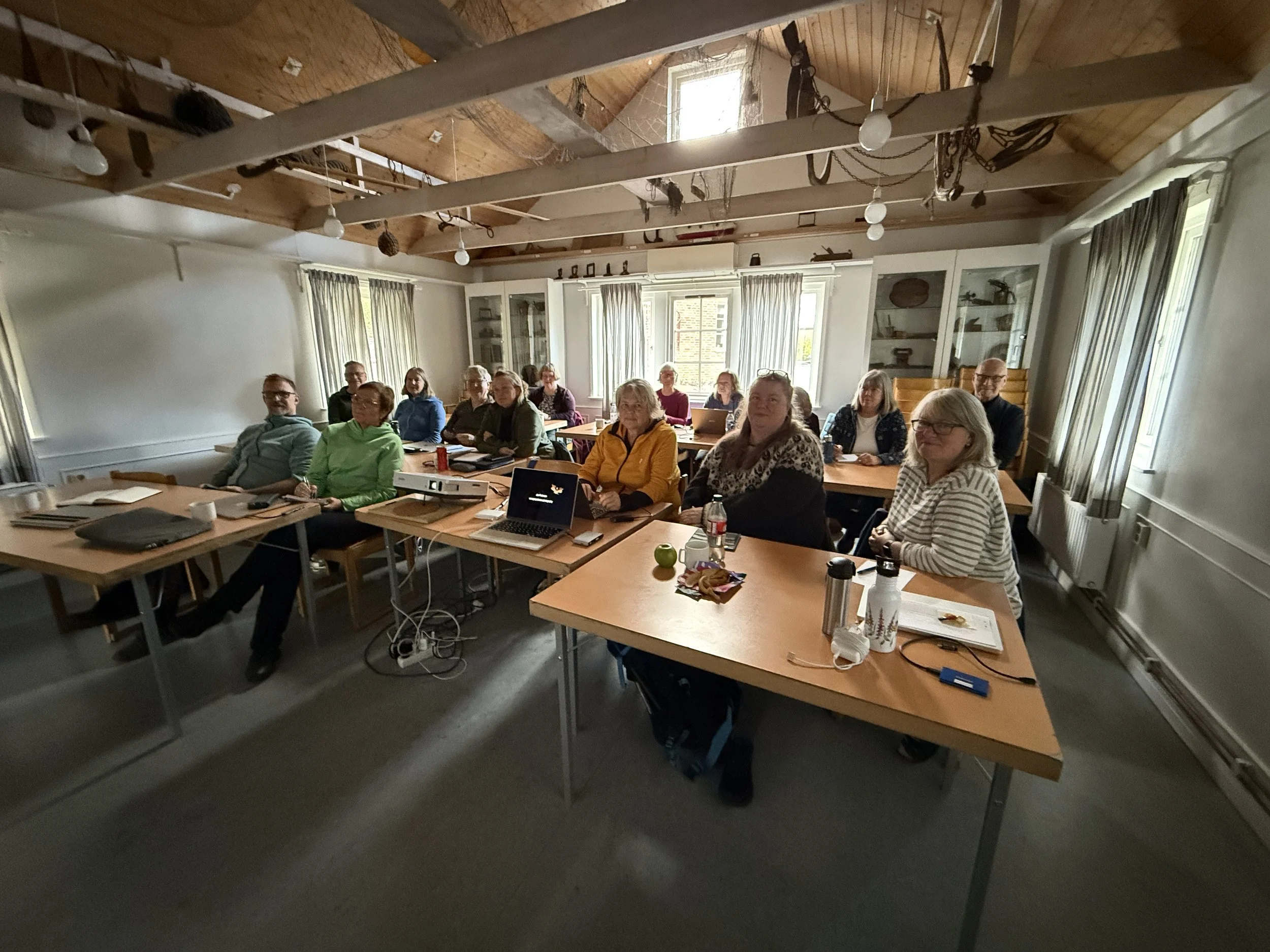 2025-10-05. Had the pleasure to conduct a workshop over 2 days this weekend for Tyresö photo club. Subject: Painting with the camera. We started both days with theoretical lessons about the various techniques and different results. Followed up with a