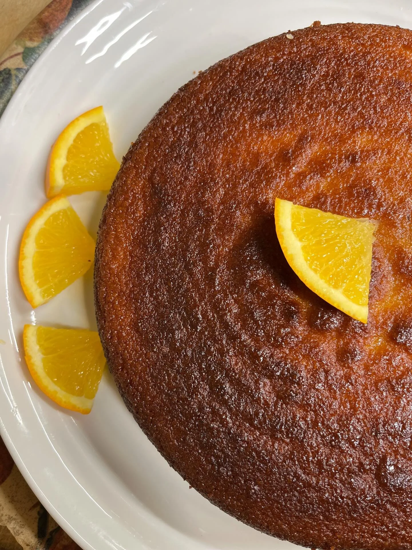 🍊I love a zesty, orange recipe! It reminds me of a sunny Spanish orchard full of bright orange trees

ORANGE &amp; ALMOND CAKE
~ gluten &amp; dairy free

Ingredients:
~ 2 x 200 g small oranges, washed
~ 4 large eggs
~ Zest of 1 large lemon
~ 160 g c