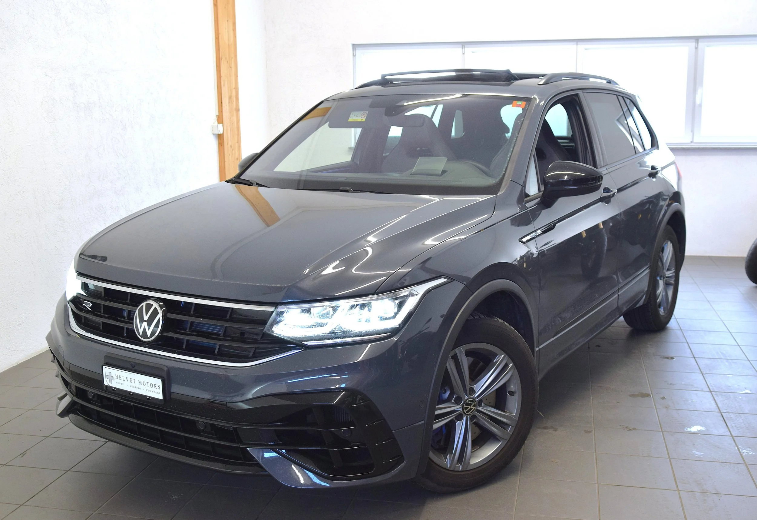 VW Tiguan 2.0TSI R 4Motion DSG - année: 02/2023 - kms: 19.590 - Prix: 47.500 Chf